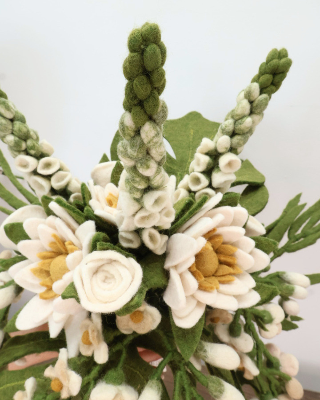 Detailaufnahme der cremefarbenen Blüten und Blätter – die filigranen Elemente wirken besonders realistisch und weich.