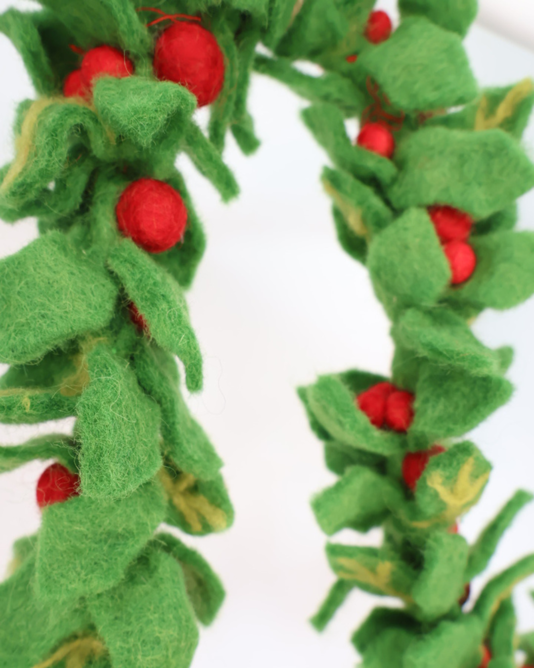 Ilex Girlande aus Filz von Grace & Gloria