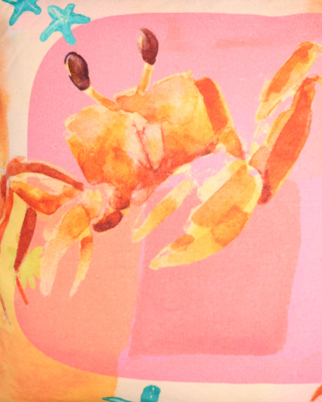 Nahaufnahme des Outdoor-Kissens „Crabs 60x40“ von Imbarro, das eine Krabbe mit orangefarbenen Scheren zeigt.