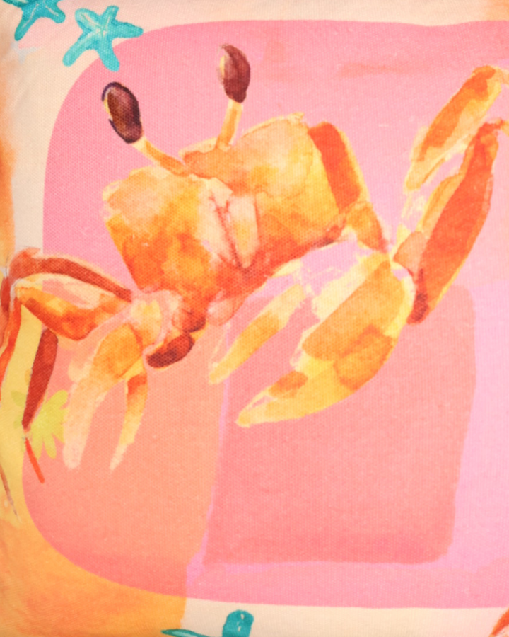 Nahaufnahme des Outdoor-Kissens „Crabs 60x40“ von Imbarro, das eine Krabbe mit orangefarbenen Scheren zeigt.