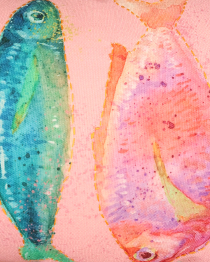 Nahaufnahme eines Ausschnitts des Kissens: Im Fokus stehen die detailreichen Fischmuster mit leuchtenden Farben und verspielt gestalteten Motiven.