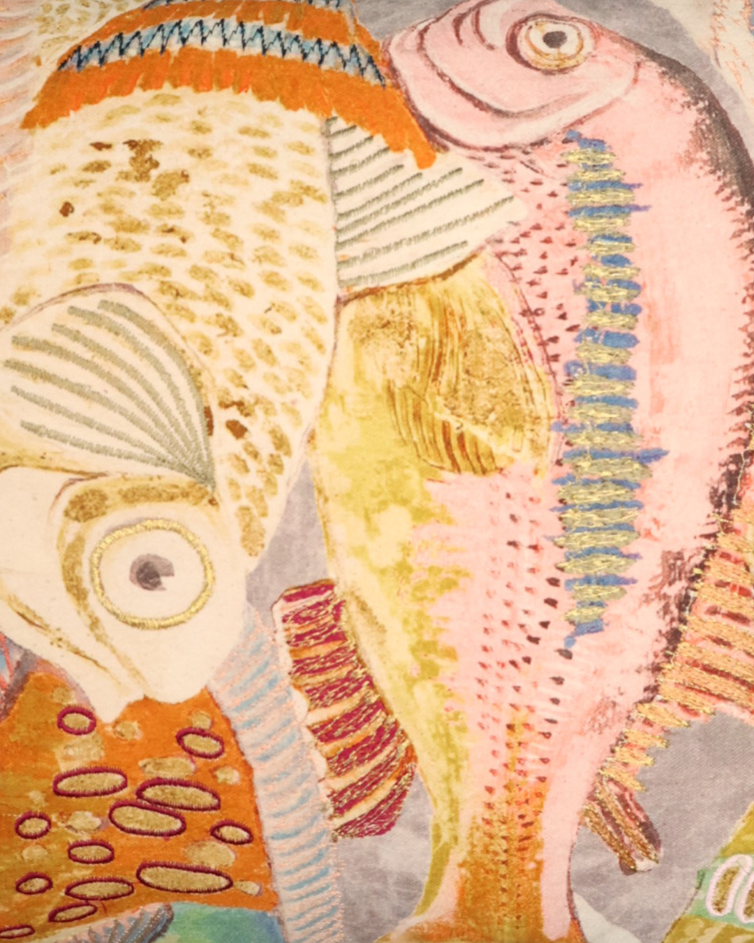 Nahaufnahme eines Ausschnitts des Kissens: Im Fokus stehen die Fischmuster mit ihren leuchtenden Farben und detaillierten Motiven.