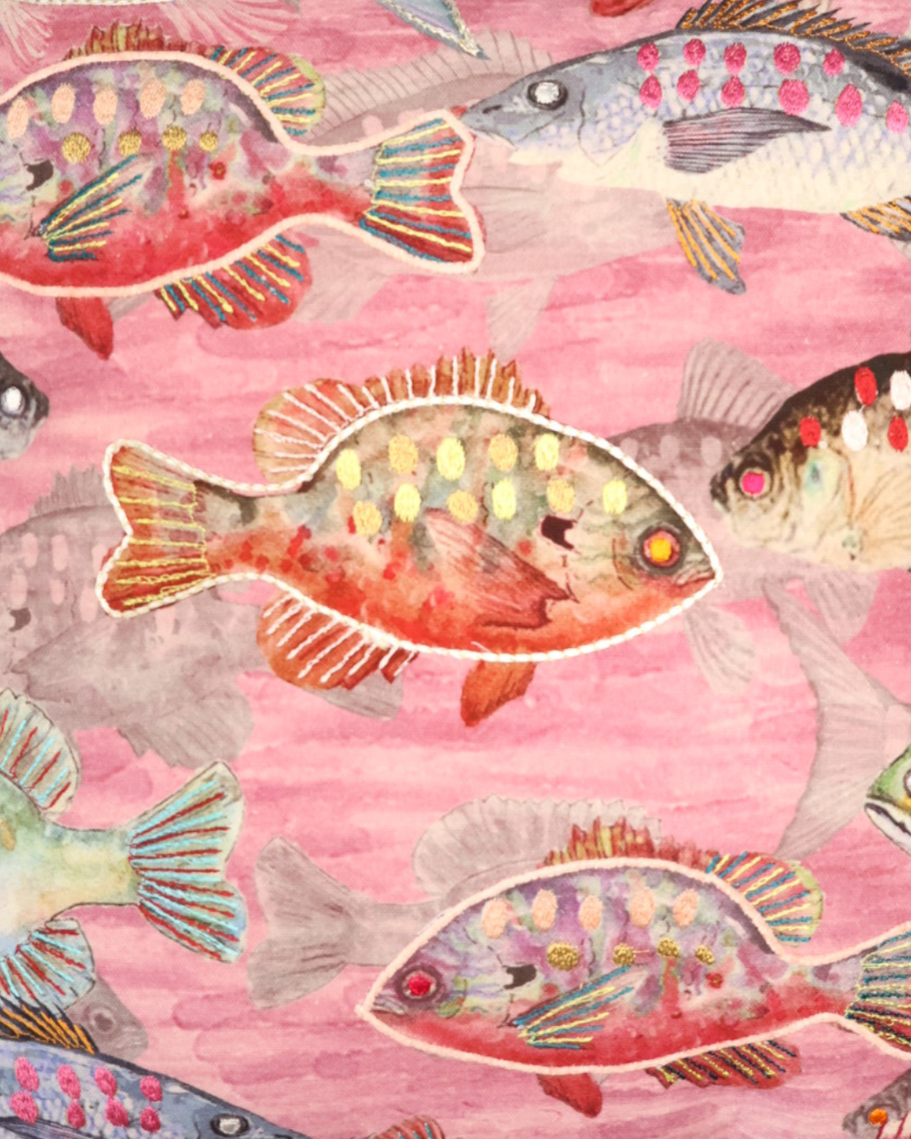 Nahaufnahme eines Ausschnitts des Kissens: Im Fokus stehen die Fischmuster mit ihren leuchtenden Farben und detaillierten Mustern.