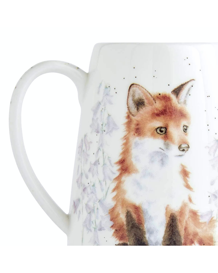 Nahansicht eines Krugs von Wrendale Designs mit dem Fokus auf den Henkel und dem Motiv. Auf dem Krug ist ein Fuchs mit blassen Blumen im Hintergrund zu sehen.