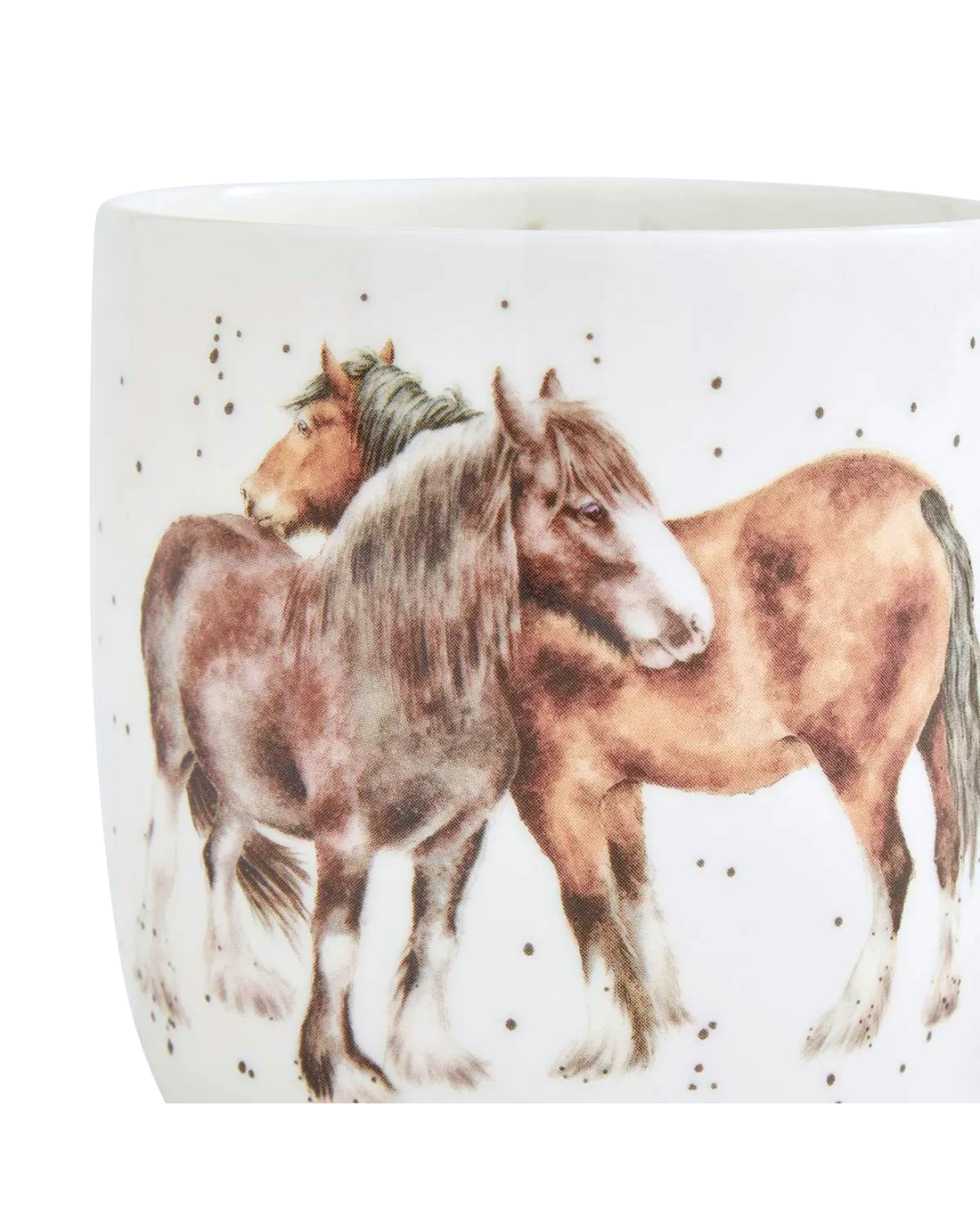 Nahaufnahme der Pferde Tasse von Wrendale Designs auf weißen Hintergund. Auf der Tasse sind 2 unterschiedlich dunkle Braune Pferde zu sehen welche aneinander vorbei gehen.