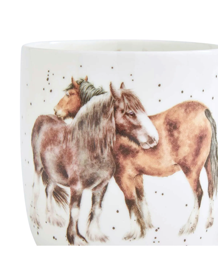Nahaufnahme der Pferde Tasse von Wrendale Designs auf weißen Hintergund. Auf der Tasse sind 2 unterschiedlich dunkle Braune Pferde zu sehen welche aneinander vorbei gehen.