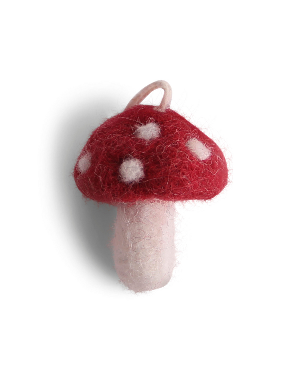 Detailaufnahme roter Pilz-Anhänger von Gry & Sif aus Filz, handgefertigt mit weißen Punkten und naturgetreuem Design vor weißem Hintergrund.