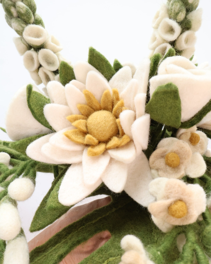 Detailaufnahme der cremefarbenen Blüten und Blätter – die filigranen Elemente wirken besonders realistisch und weich.