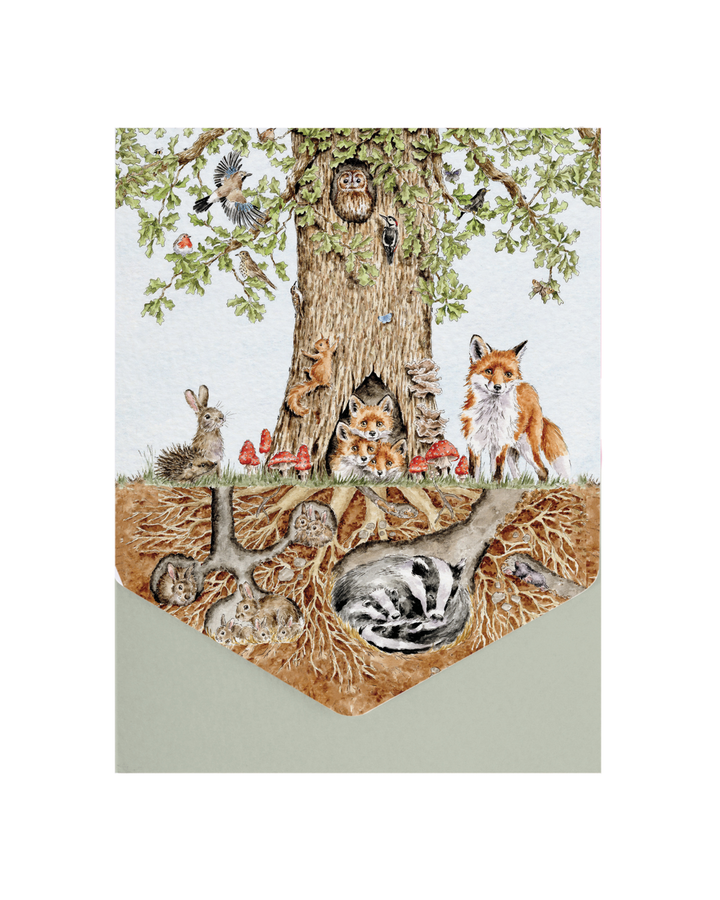 Nature Grußkarte „Woodland“ von Wrendale Designs mit detaillierter Waldtier-Szene und großem Baum im Zentrum.