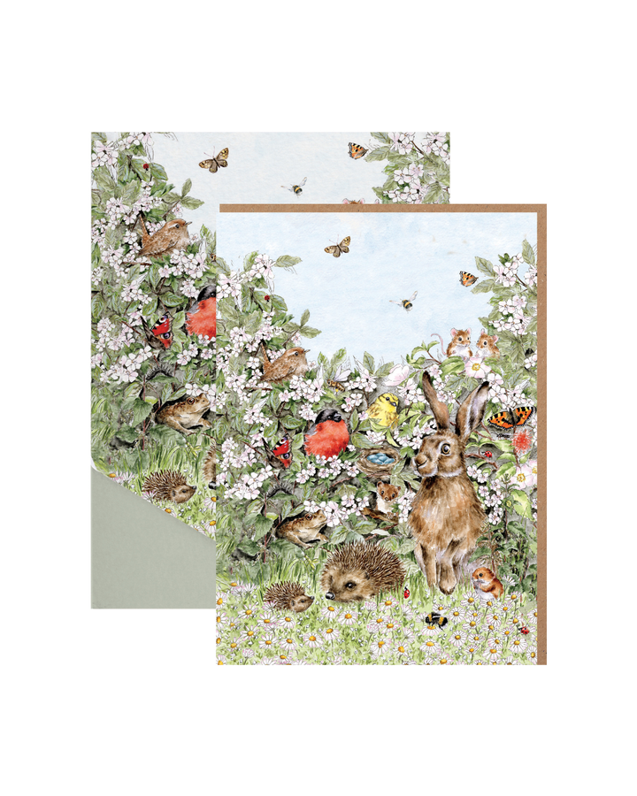 Wrendale Designs „Hedgerow“ Grußkarte mit braunem Umschlag, dahinter die Verpackung vor weißem Hintergrund.