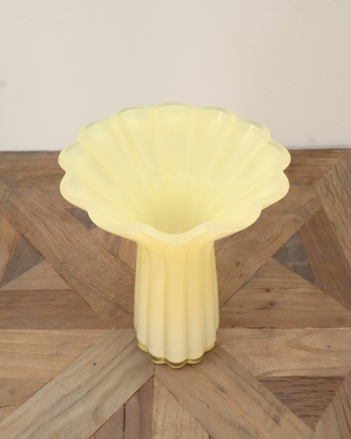 Detailaufnahme der gelben Blumenvase aus Glas von Clayre & Eef mit floraler Form.