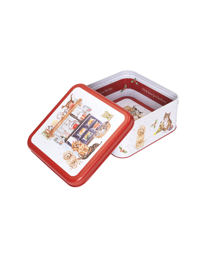 Geöffnete Keksdose „Country Kitchen“ mit weihnachtlichem Küchenmotiv von Wrendale Designs vor weißem Hintergrund.