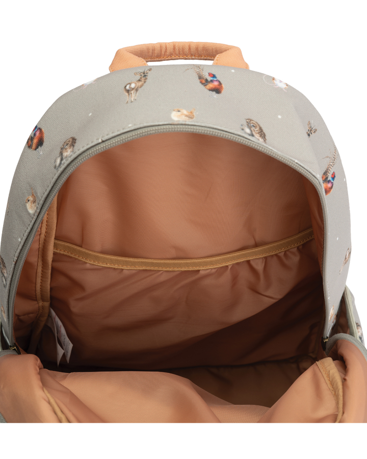 Offener Rucksack „Woodlanders“ von Wrendale Designs, Hauptfach geöffnet und Innenraum sichtbar.