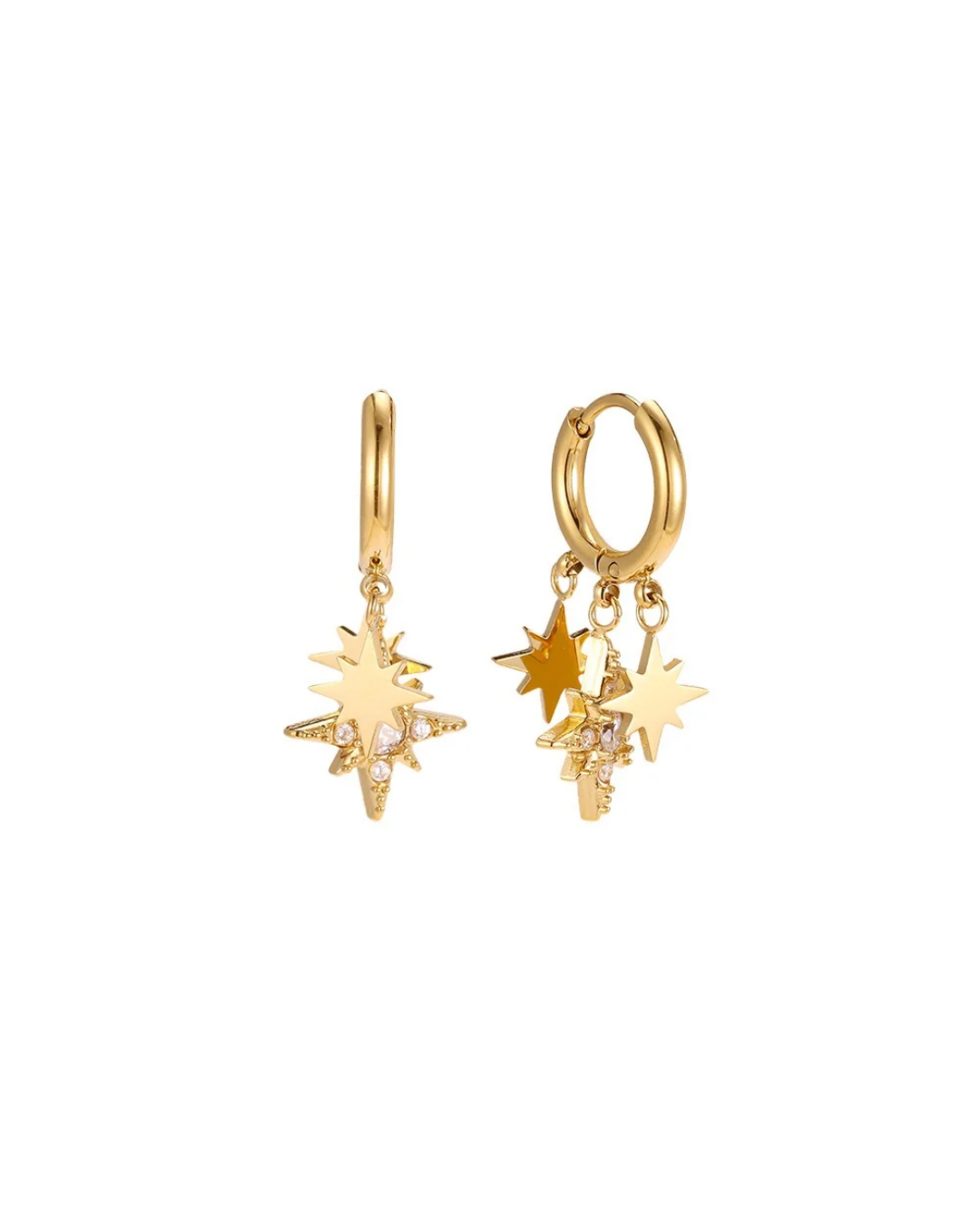 Ohrringe mit Sternen von Dottilove vor weißen Hintergrund. Die Ohrringe sind gold farbig mit 3 kleinen Sternanhängern. Einer ist größer und mit weißen Steinen verziert.