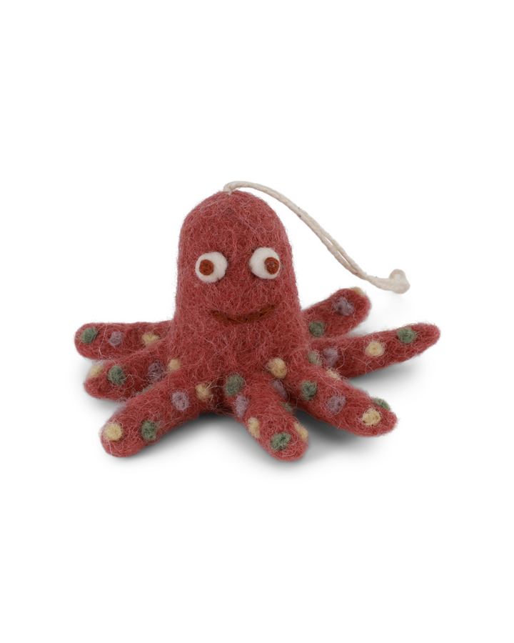 Filzanhänger in Form eines roten Oktopus mit bunten Punkten von Gry & Sif vor weißem Hintergrund.
