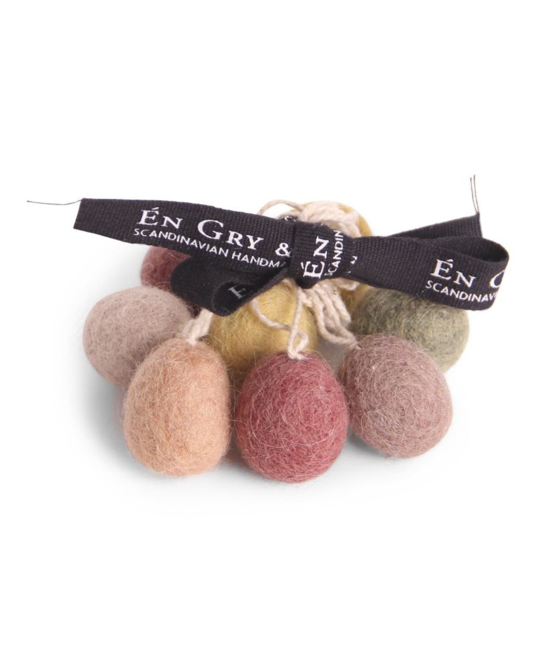 Bunte Filz-Ostereier in einer dekorativen Schale auf hellem Untergrund, kombiniert mit Frühlingsblumen und weiteren Filzanhängern.