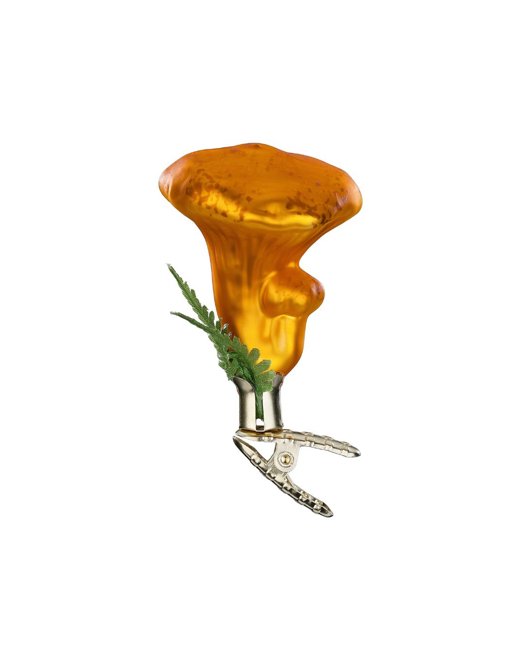 Der handgefertigte Weihnachtsbaumschmuck "Pfifferlinge" von Inge Glas sind an der Klemme mit feinen Farnblättern bestückt. Der goldene Fruchtkörper ist durch farbliche Akzente verziert.