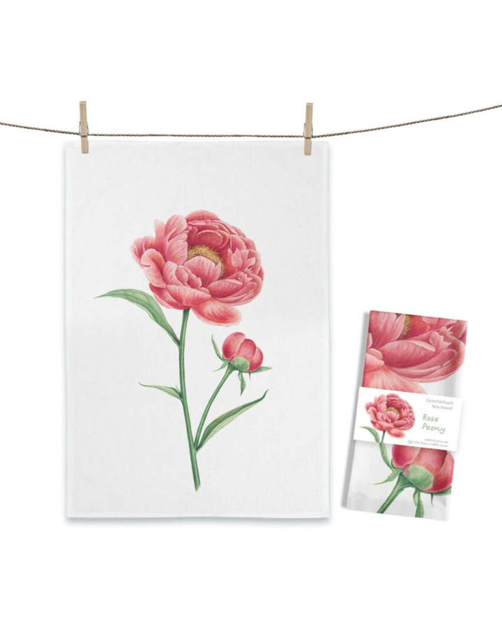 Pfingstrosen Geschirrtuch Rose Peony von Maluu mit rosa Pfingstrosenblüte und Knospe auf weißem Küchentuch an Leine aufgehängt