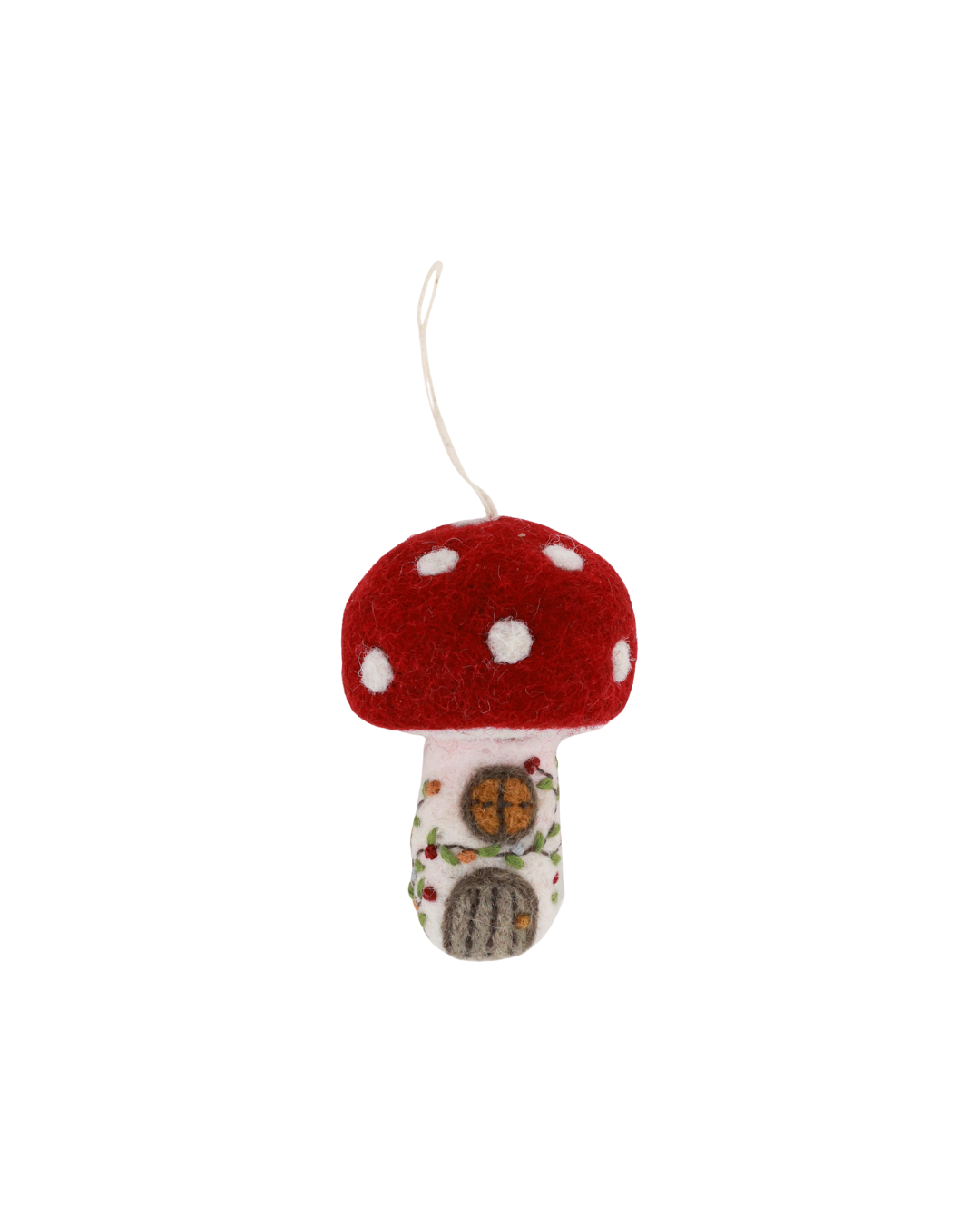 Detailaufnahme des Filzanhängers Pilzhaus von Gry & Sif, ein handgefertigter Weihnachtsanhänger in Pilzform mit rotem Dach, weißen Punkten, aufgestickten Türen und floralen Ranken vor weißem Hintergrund, perfekt als märchenhafte Weihnachtsdekoration für Baum oder Fenster.