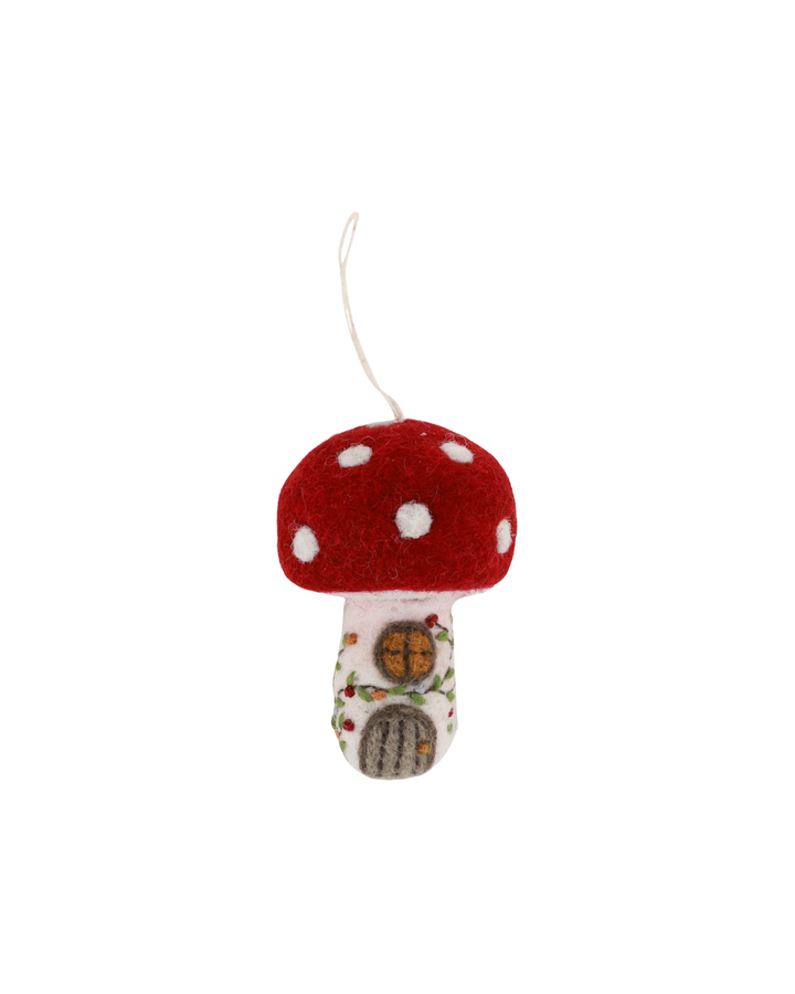 Detailaufnahme des Filzanhängers Pilzhaus von Gry & Sif, ein handgefertigter Weihnachtsanhänger in Pilzform mit rotem Dach, weißen Punkten, aufgestickten Türen und floralen Ranken vor weißem Hintergrund, perfekt als märchenhafte Weihnachtsdekoration für Baum oder Fenster.