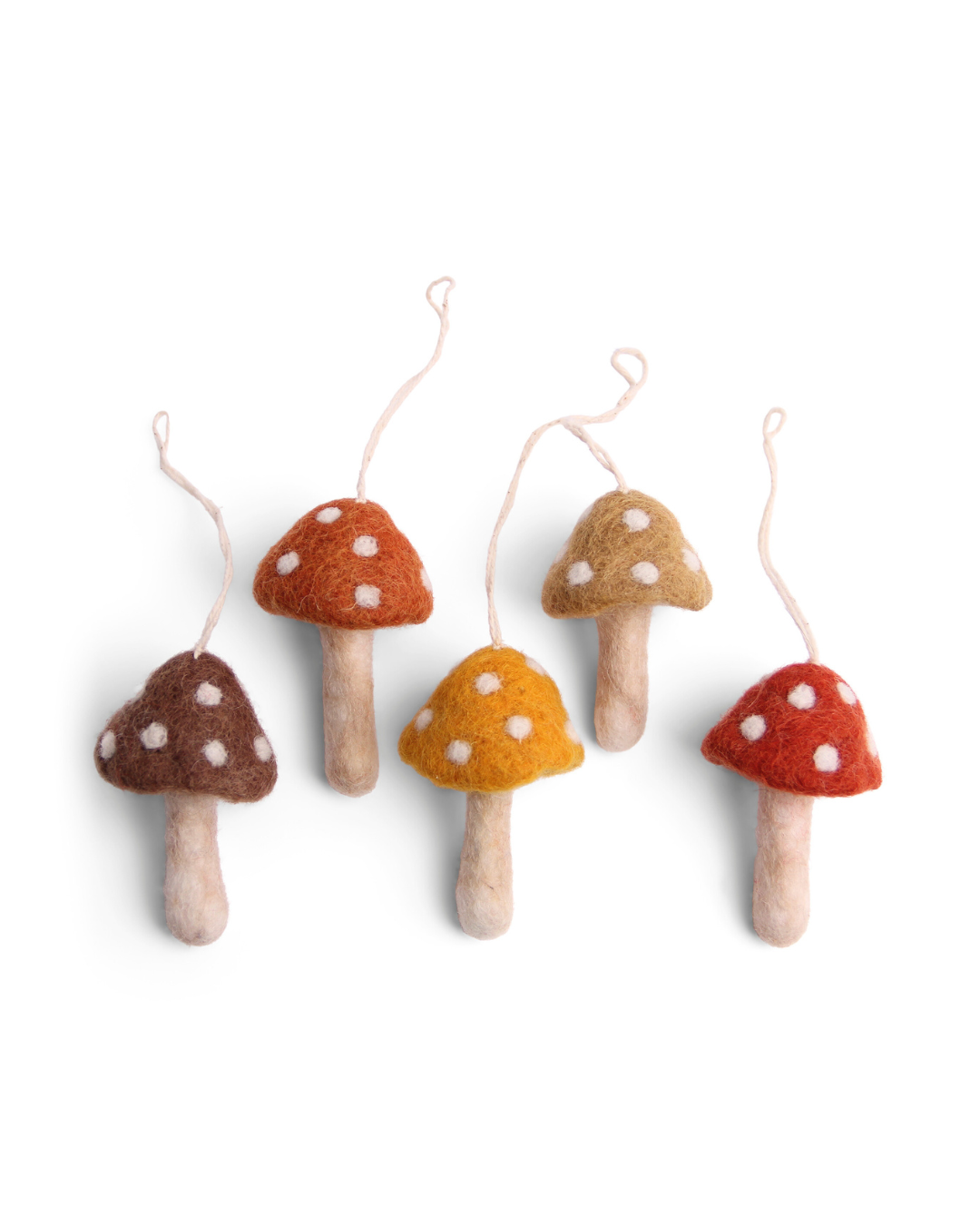 Fünf handgefilzte Fliegenpilz-Anhänger von Gry & Sif in herbstlichen Farben (von Braun über orange bis gelb) mit weißen Punkten vor weißem Hintergrund – perfekte Deko für Herbstzweige und Geschenke.