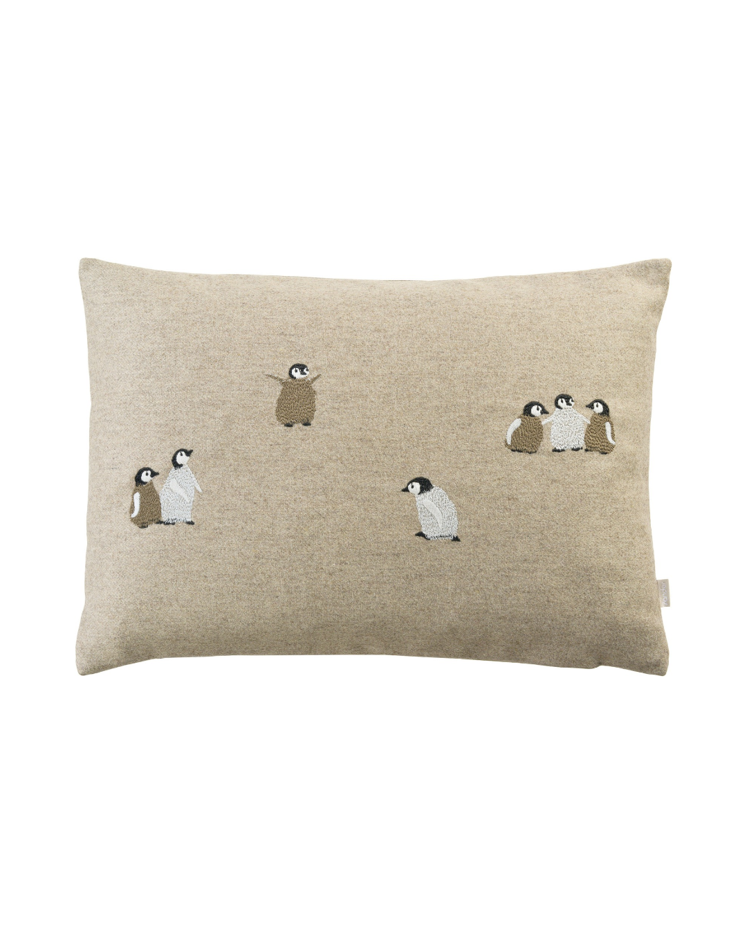 Pinguin Kissenbezug "Adelie Wool" von Sander Table Home vor weißen Hintergrund. Das Kissen ist beige mit kleinen weißen und beigen Pinguinen als Motiv.