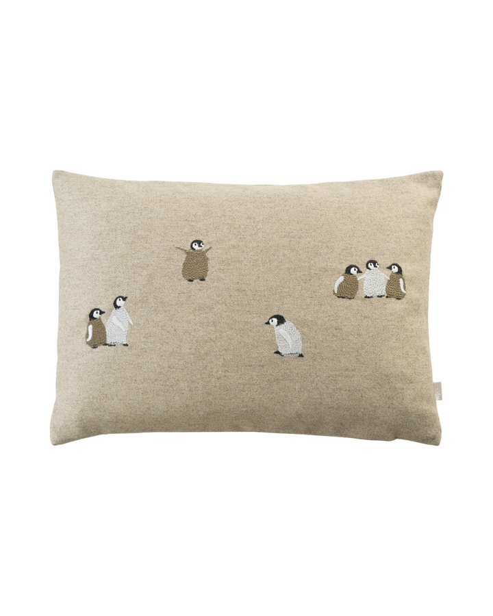 Pinguin Kissenbezug "Adelie Wool" von Sander Table Home vor weißen Hintergrund. Das Kissen ist beige mit kleinen weißen und beigen Pinguinen als Motiv.