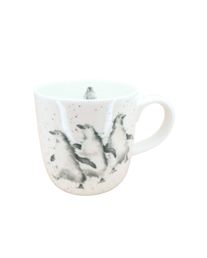 Eine weiße Tasse mit Pinguin-Motiv und Goldsprenkeln von Wrendale Designs. Drei Pinguine sind auf der Vorderseite zu sehen.