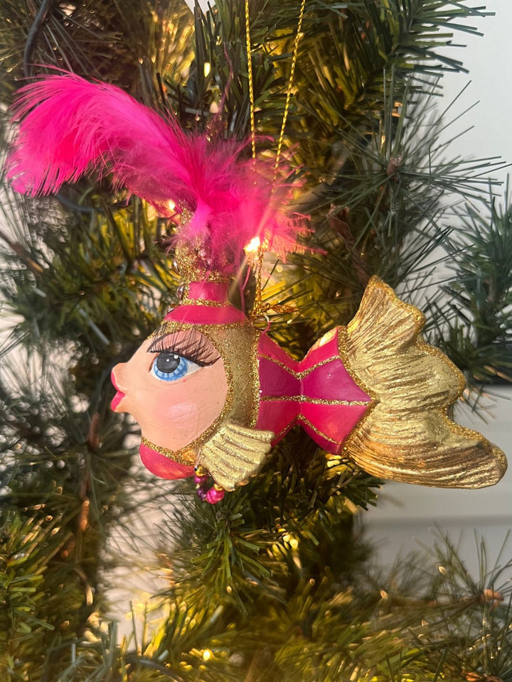 Fisch in Pink und Gold als Showgirl verkleidet für den Weihnachtsbaum von Goodwill.