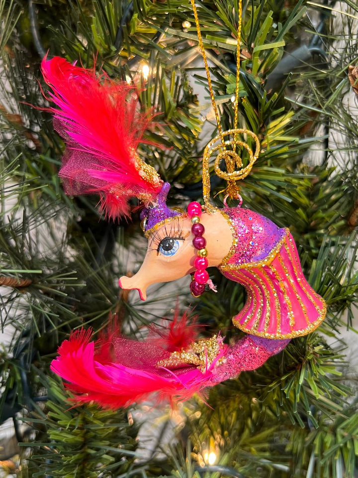 Pinker Showgirl Shrimp als Weihnachtsbaumschmuck von Goodwill.