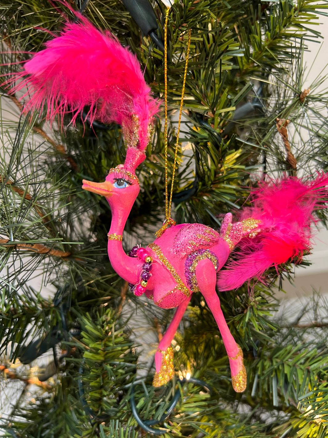 Pinker Strauß in pinkem Showgirl Outfit für den Weihnachtsbaum von Goodwill.