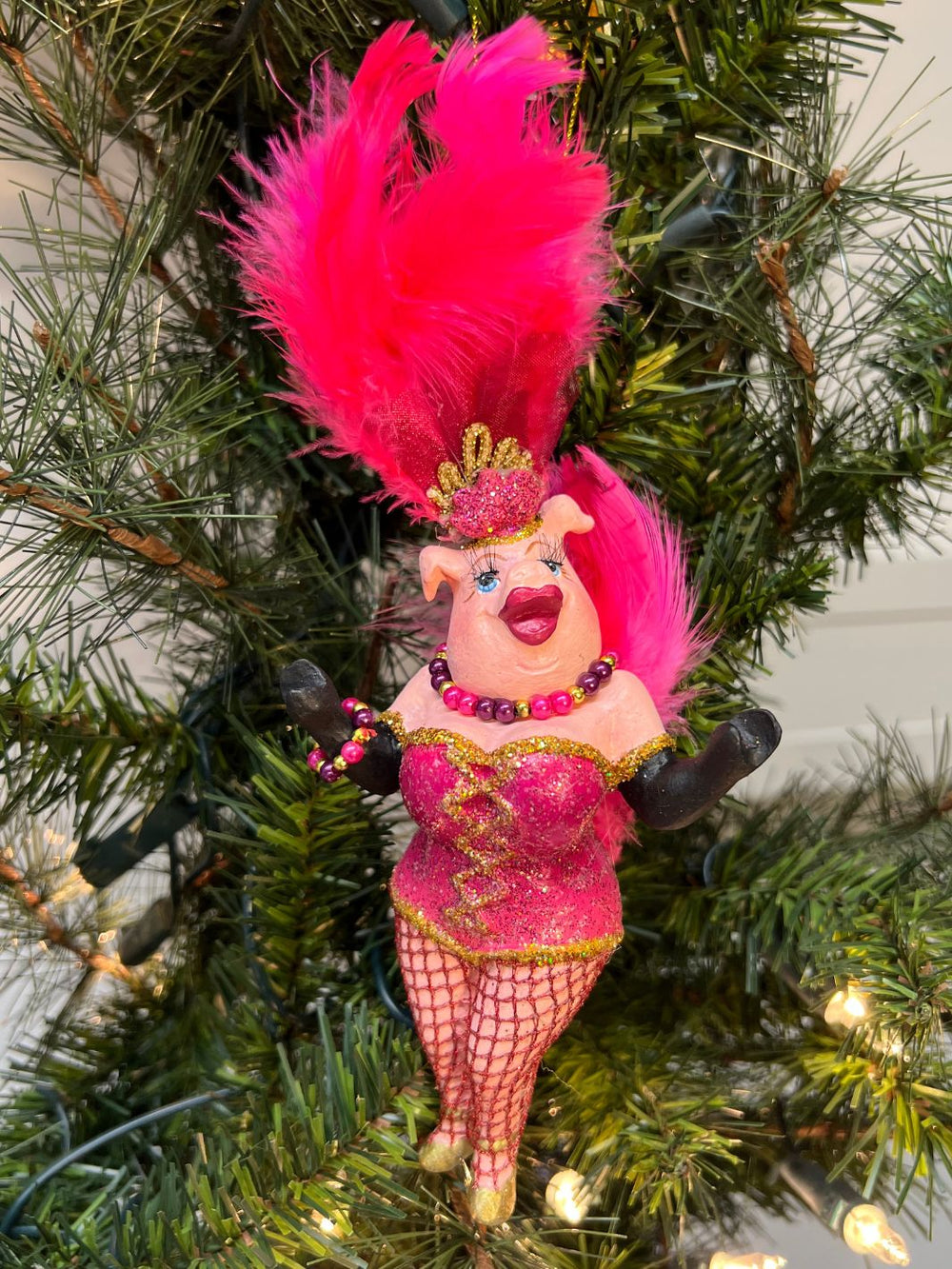 Pinkes Showgirl Schwein als Weihnachtsbaumschmuck von Goodwill.