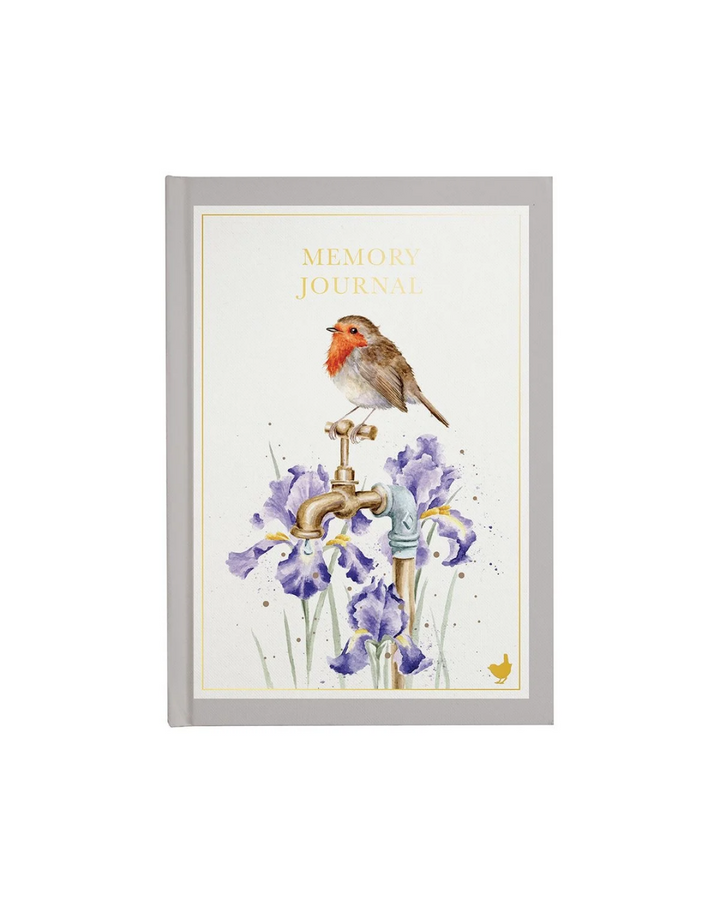 Privates Tagebuch und Erinnerungsjournal mit Rotkehlchenillustration von Hannah Dale von Wrendale Designs. Das deatailierte Rotkehlchen sitzt auf einem Gartenwasseranschluss zwischen lilafarbenen Lilien.