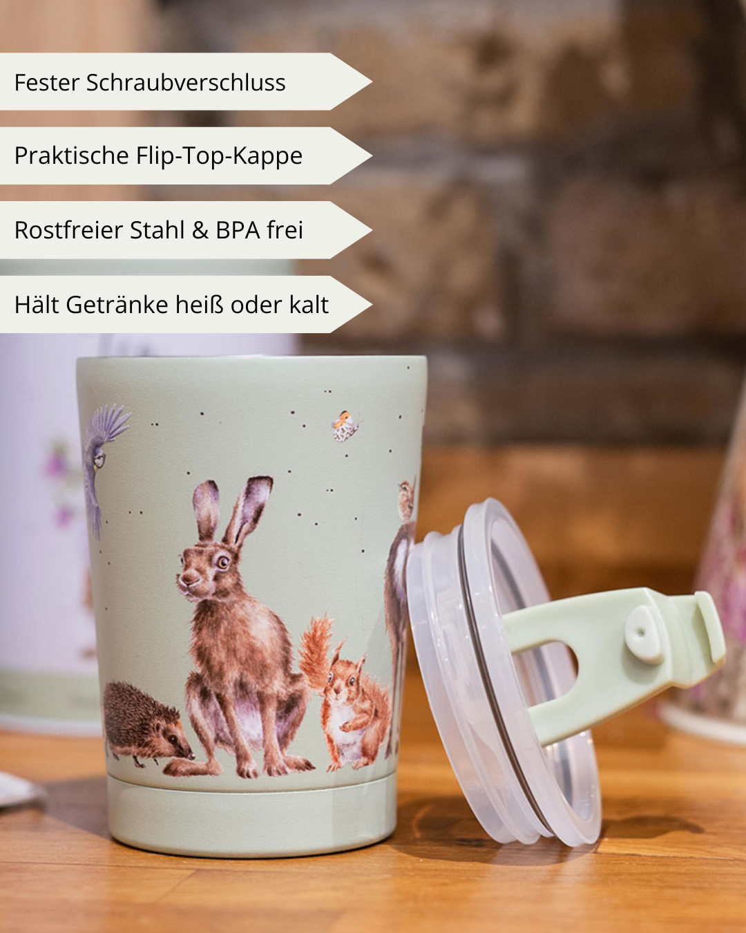 Der Waldtiere Thermobecher To Go "Woodland" ist in hellem grün gestaltet. Detailreiche Waldtiere Igel, Eichhörnchen und Hase illustriert von Hannah Dale zieren den praktischen To Go Becher. Die Produktvorteile sind in vier Textfeldern angegeben.