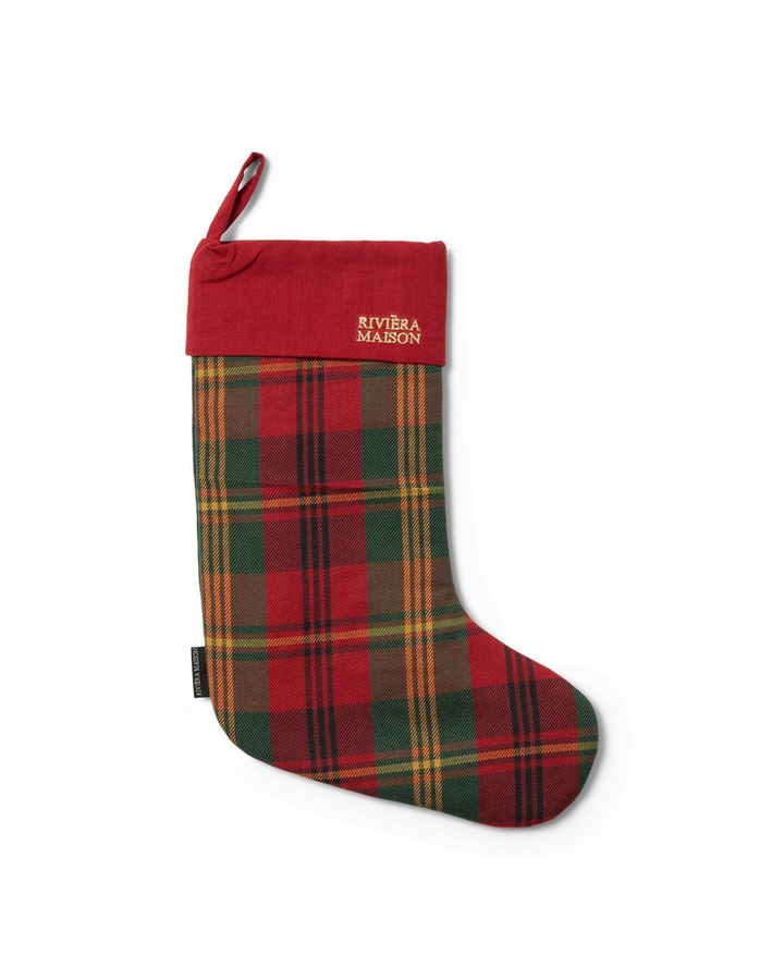 Rivièra Maison Weihnachtssocke Classic Tartan Christmas Stocking in Rot-Grün-Karo vor weißem Hintergrund