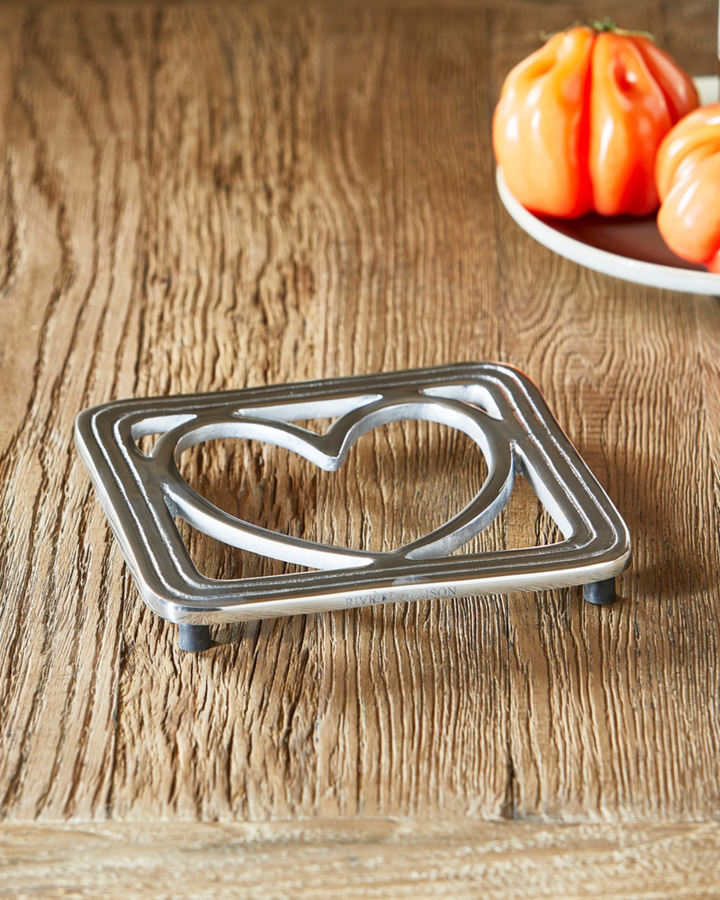 RM Lovely Heart Untersetzer von Rivièra Maison aus Metall mit Herzmotiv auf Holztisch