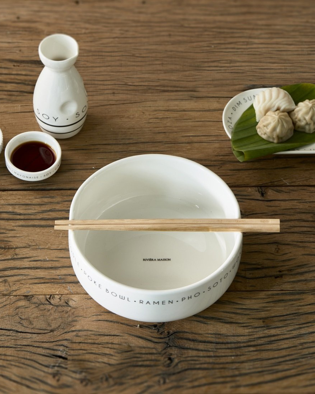 Poké Bowl von Rivièra Maison mit frischen Zutaten auf Holztisch