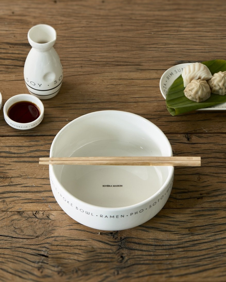 Poké Bowl von Rivièra Maison mit frischen Zutaten auf Holztisch