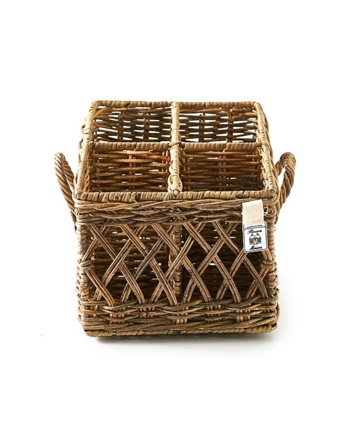 Rustic Rattan Couvert Basket von Rivièra Maison auf weißem Hintergrund.