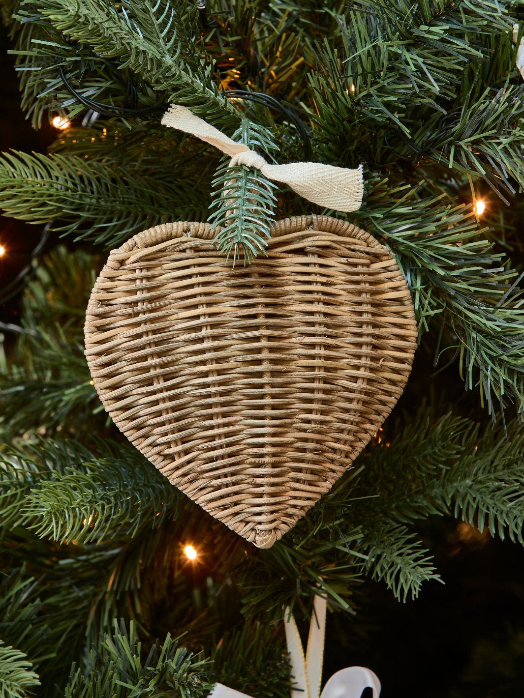 Rattan Herz Ornament für den Weihnachtsbaum von Rivièra Maison.