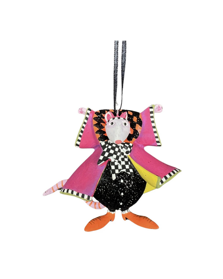 Mini-Krinkle Mrs. Ratula von Patience Brewster – handbemalte Rattenfigur mit großem Umhang in Pink und Schwarz, verziert mit Karos und Glitzerdetails vor weißem Hintergrund.