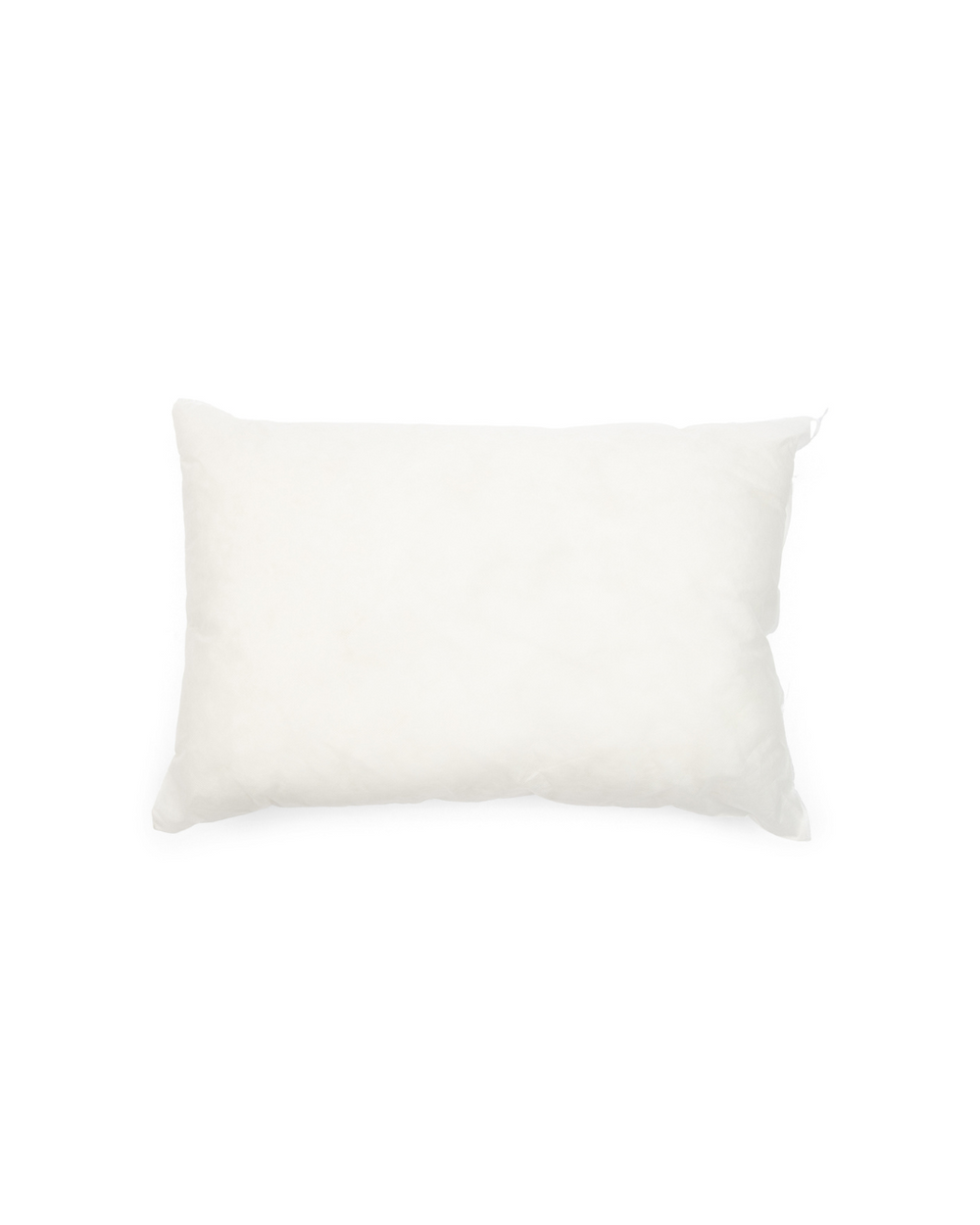 Rechteckige Kissenfüllung in weiß von Rivièra Maison vor weißem Hintergrund.