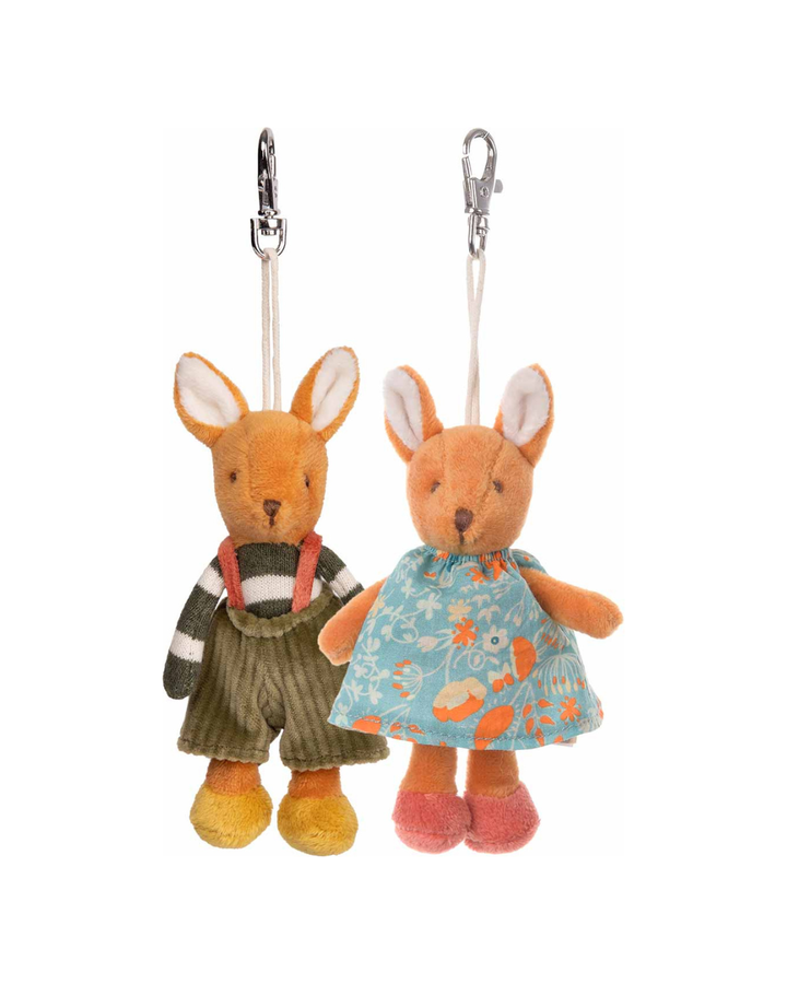 Reh-Schlüsselanhänger "Harald & Helga" von Bukowski. Harald trägt ein gestreiftes Hemd mit Hosenträgern und gelbe Schuhe, Helga ein blumiges Kleid und rosafarbene Schuhe. Beide hängen an silbernen Karabinerhaken.