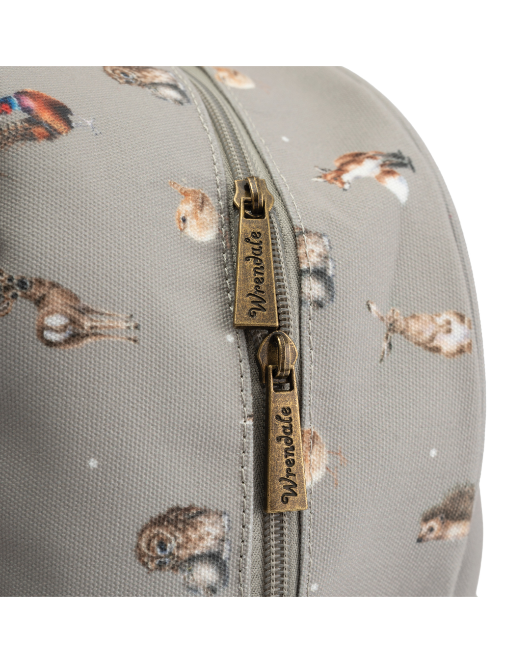 Detailaufnahme der Reißverschlüsse am Rucksack „Woodlanders“ von Wrendale Designs mit geprägtem Wrendale-Schriftzug.