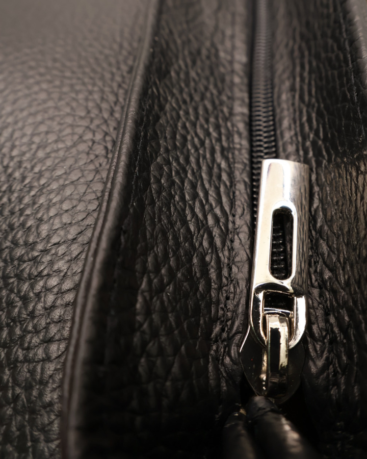 Nahaufnahme des Reissverschlusses von der schwarzen Ledertasche "Isabella" vom Südstrand.