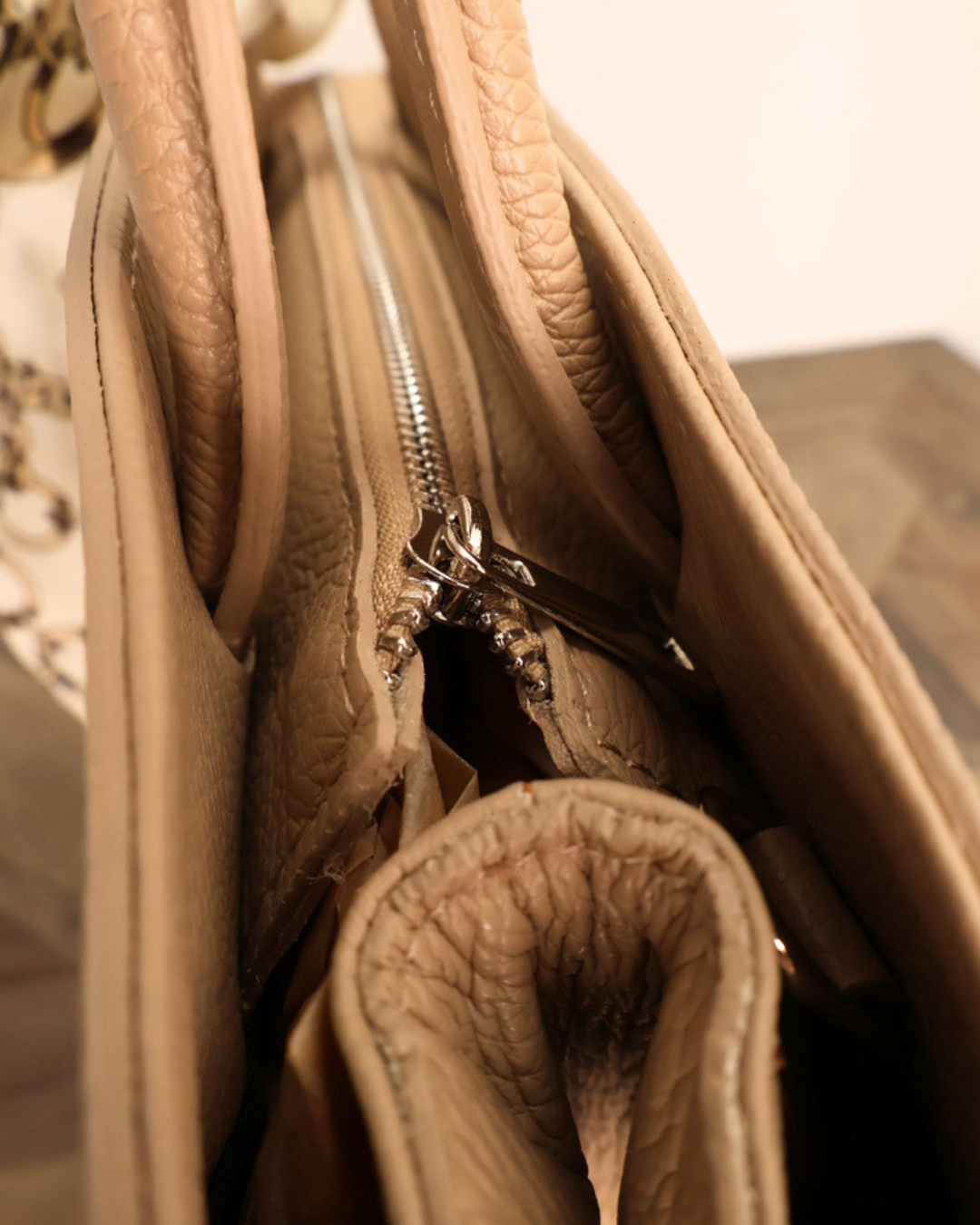 Nahaufnahme des Reissverschlusses der Leder Lotte Handtasche vom Südstrand.