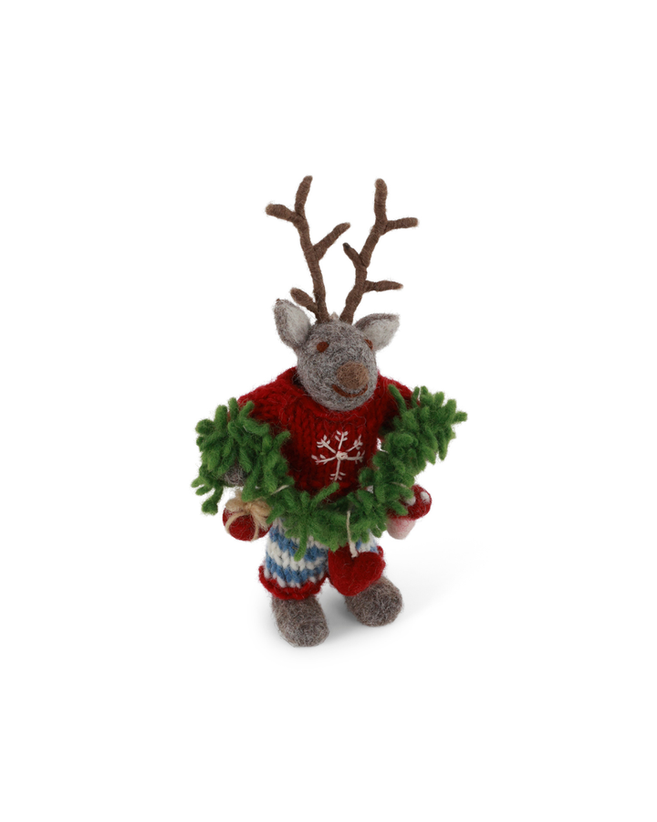 Filzanhänger Rentier mit Girlande von Gry & Sif in rotem Pullover und grüner Kranzgirlande vor weißem Hintergrund.