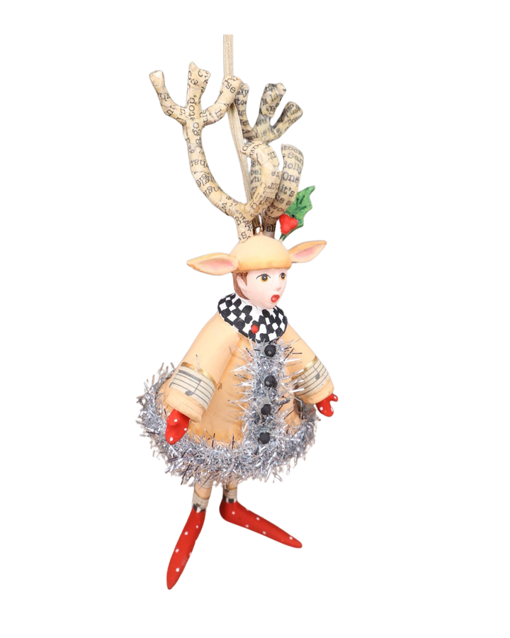 Patience Brewster Lennon Reindeer Boy – Detail der seitlichen Haltung und Kleidung