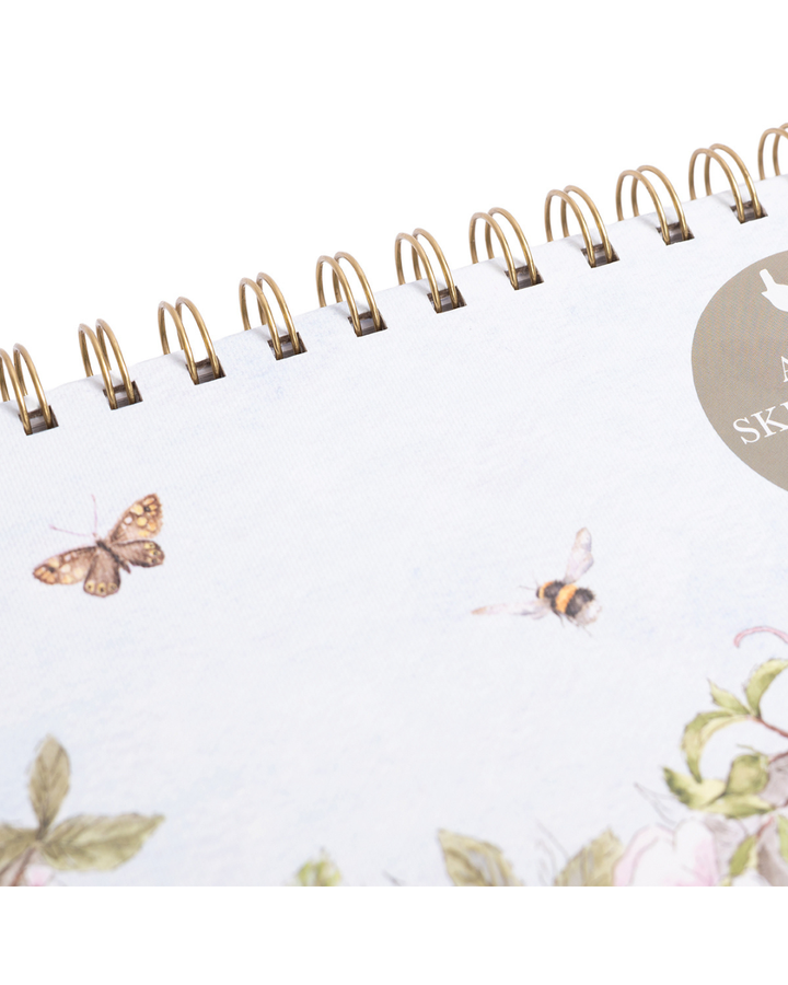 Detailaufnahme der Spiralbindung des Skizzenbuchs A4 „Hedgerow“ von Wrendale Designs mit sichtbarem Naturmotiv.