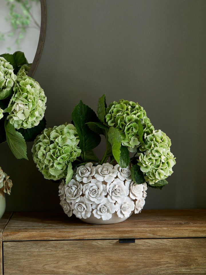 Rivièra Maison Blumenvase mit Rosen in klein, welche auf einem Sideboard mit Hortensien dekoriert wurde.